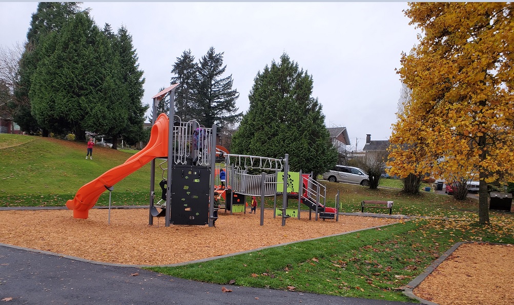 Playgrounds in a school: When free play and school become two compatible activities