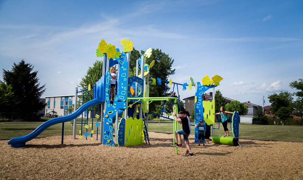 What are interactive playgrounds? Main advantages
