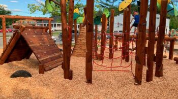 Natural playgrounds vs. Playgrounds First Nation Specials: Which is better for children to contact nature?
