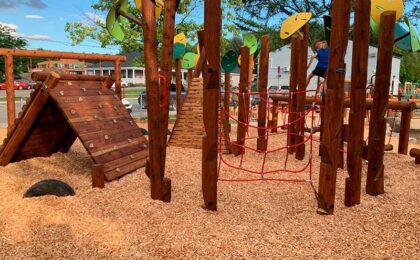 Natural playgrounds vs. Playgrounds First Nation Specials: Which is better for children to contact nature?