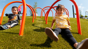 Differences between playground grass and rubber surfaces
